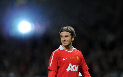 澳队体育独家-克拉马里奇与队友拥抱庆祝晋级